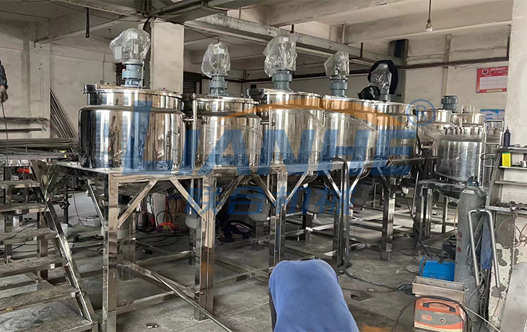 2022-04-28?外貿(mào)部，澳大利亞客戶在廣州市聯(lián)合機械有限公司采購的【液洗均質(zhì)攪拌鍋組合平臺】裝柜發(fā)貨！