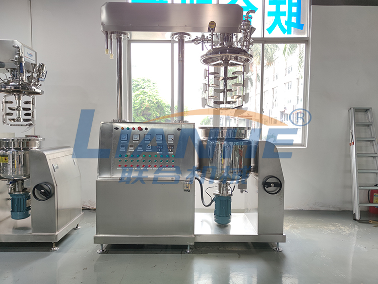 2022-04-26 外貿(mào)部，美國客戶在廣州市聯(lián)合機械有限公司采購的【100L液壓升降真空乳化機】完成調(diào)試，準備發(fā)貨！